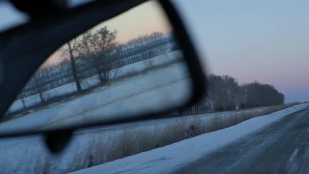 Odraz na zimní silnici ve zpětném zrcátku. Zimní sezóna. Zpomalený pohyb — Stock video