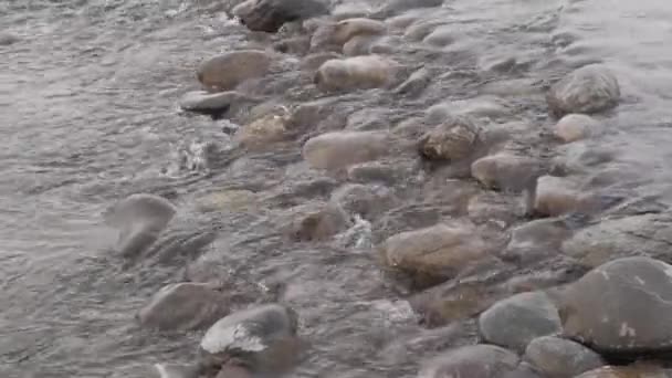 Kleiner Gebirgsbach im Winter. plätschernder Wasserstrom über Steine und Felsbrocken — Stockvideo