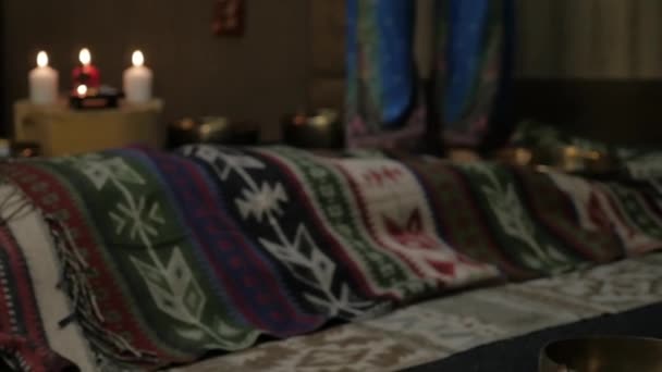 Kvinna med tibetanska sjungande skålar. yogainstruktör bedriver meditation. slowmotion — Stockvideo