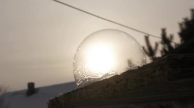Buz kalıpları sabun köpüğü üzerinde yavaş yavaş büyür. Sabun köpüğü dondurma ve kristalleri şekillendirme. Kış arka plan. 4k