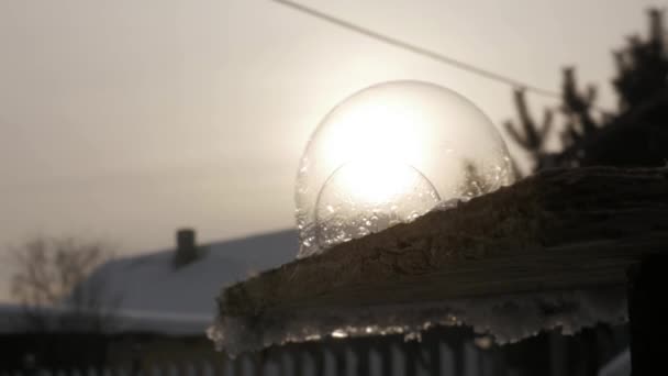 Los patrones de hielo crecen lentamente en la burbuja de jabón. Soap Bubble Freezing and Forming Crystals (en inglés). Fondo de invierno. cámara lenta — Vídeos de Stock