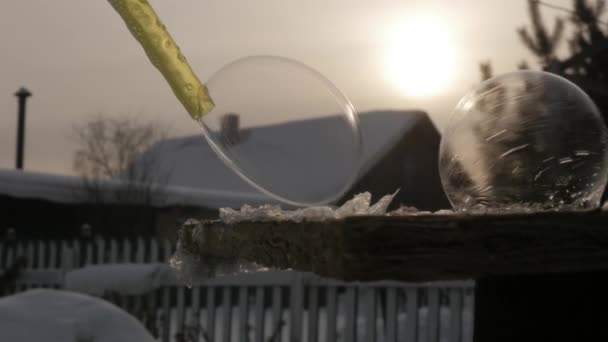 Los patrones de hielo crecen lentamente en la burbuja de jabón. Soap Bubble Freezing and Forming Crystals (en inglés). Fondo de invierno. cámara lenta — Vídeo de stock