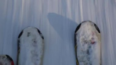 T-Bar telesiyeji üzerinde kayakçılar, yamaçların üstüne çekin kayakçılar kaldırın. Yakın çekim Kayak