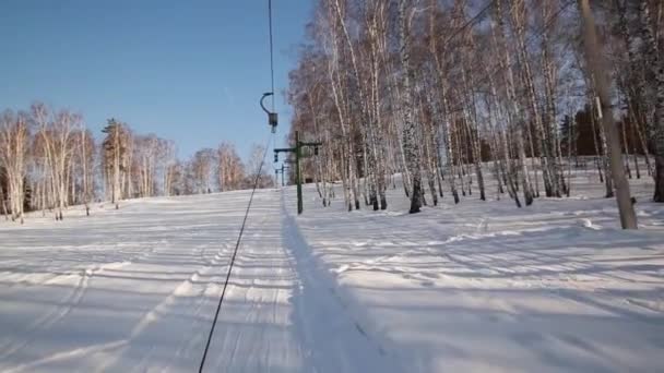 T-bar telesilla tirar de los esquiadores a la parte superior de la pista. ascensor para esquiadores y snowboarders. deportes de invierno — Vídeos de Stock