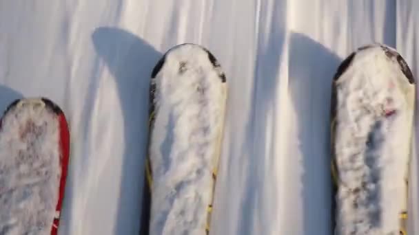 Lyžaři na lyžařském vleku T-bar, lanovky na vrchol sjezdovky. Detailní záběr lyže — Stock video