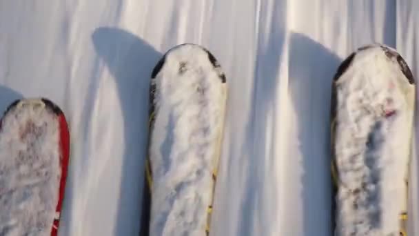 Skifahrer am Schlepplift, Lift ziehen Skifahrer an die Spitze der Piste. Nahski — Stockvideo