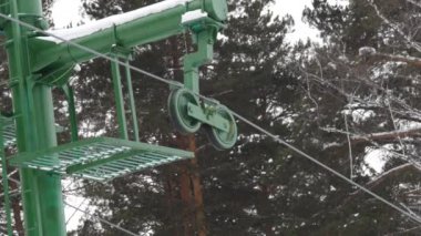 Sürükle Lift parçaları, büküm mekanizması etrafında asansörler. kayakçılar ve snowboardcular için Asansör. Kış sporları 4k