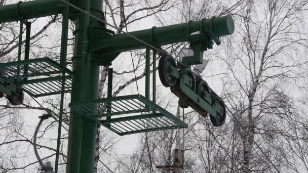 Partes del elevador de arrastre, mecanismo de torsión eleva alrededor. ascensor para esquiadores y snowboarders. deportes de invierno. cámara lenta — Vídeo de stock