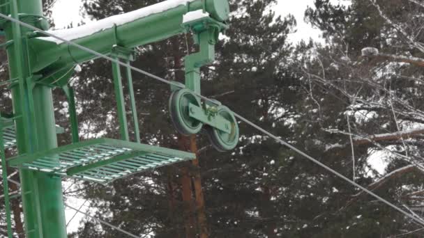 Delen van sleeplift, verdraaien mechanisme liften rond. Lift voor skiërs en snowboarders. Wintersport 4k — Stockvideo