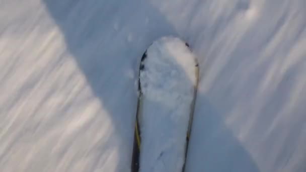T バーのスキーリフトに乗っているスキーヤーは、スキーヤーを引っ張って斜面の頂上まで持ち上げます。クローズアップスキー — ストック動画