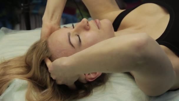Auto-massagem facial anti-envelhecimento. exercícios para a pele anti flacidez — Vídeo de Stock