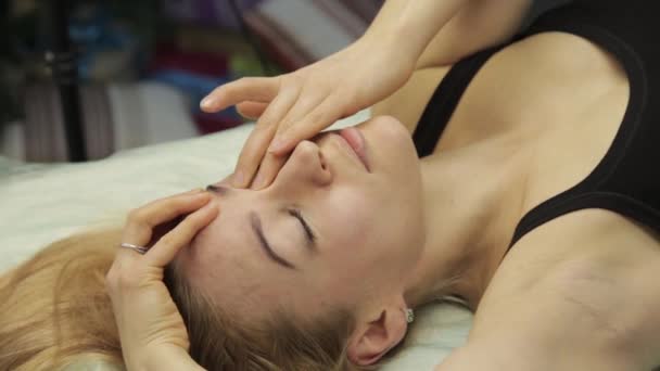Anti-Aging-Gesichts-Selbstmassage. Übungen gegen schlaffe Haut — Stockvideo