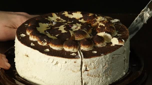 Corte do bolo de creme, fatia de bolo de chocolate para a festa de aniversário. 4K — Vídeo de Stock