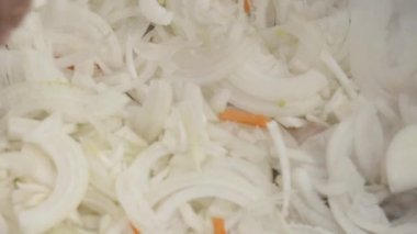 soğan ve sarımsak bir tavada et ile yanmış. Pişirme sebze ile tavada kızartılmış et. ağır çekim