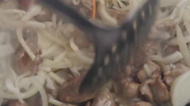 soğan ve sarımsak bir tavada et ile yanmış. Pişirme sebze ile tavada kızartılmış et. ağır çekim