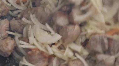 soğan ve sarımsak bir tavada et ile yanmış. Pişirme sebze ile tavada kızartılmış et. ağır çekim