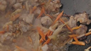 soğan ve sarımsak bir tavada et ile yanmış. Pişirme sebze ile tavada kızartılmış et. ağır çekim