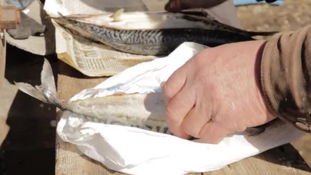 Γέρος τα χέρια προετοιμασία ψαριών για το κάπνισμα ή το ψήσιμο στη σχάρα. υπαίθριο μαγείρεμα σκουμπρί. κοπή ψάρια — Αρχείο Βίντεο