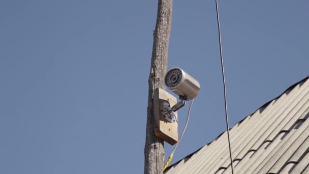 Professionele beveiliging videocamera op houten paal buiten — Stockvideo