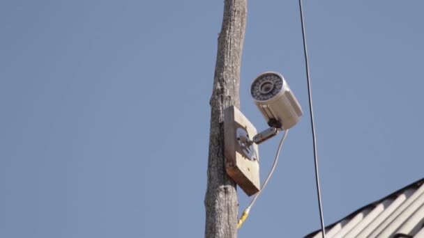 Cámara de vídeo de seguridad profesional en poste de madera al aire libre — Vídeo de stock