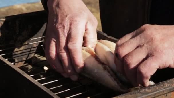 Gammal man händerna förberedelse fisk för rökning eller grillning. matlagning makrill i Rökeri utomhus. — Stockvideo