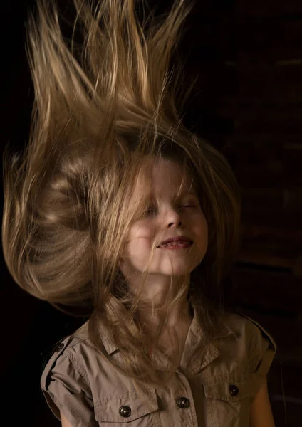 Hermosa niña rubia encantadora con diferentes emociones sobre un fondo oscuro — Foto de Stock