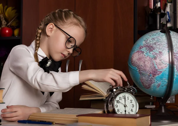 Iskolás csinál házi feladatot, kis szőke lány fodrász otthon az asztalnál. gyermeknevelés — Stock Fotó