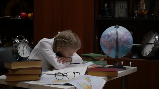 Uczennica robi pracę domową, trochę blond dziewczyna studing w domu przy stole. edukacji dziecięcej. Zwolnionym — Wideo stockowe