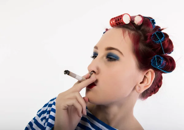 컬러와 funy 주부는 담배 연기가 난다. 섹시 한 여자에 대 한 흡연 휴식입니다. 텍스트에 대 한 여유 공간 — 스톡 사진