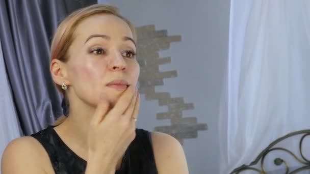 Schöne gesunde Frau tut Öl-Gesichtsmassage. Gesundheit und Hautpflege, chinesische Massage. 4k — Stockvideo