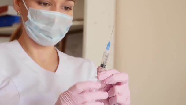 Femme médecin, infirmière à l'hôpital montre la seringue avec médicament liquide. Soins de santé et concept médical. au ralenti — Video