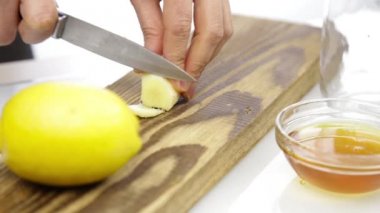 Birisi bir limon doğrama tahtası üzerinde kesme