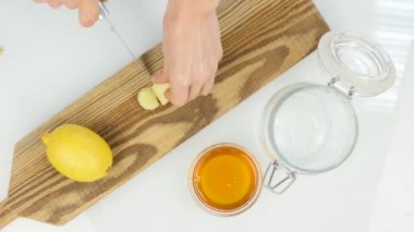 Birisi bir limon Doğrama tahtası üzerinde kesme. üstten görünüm
