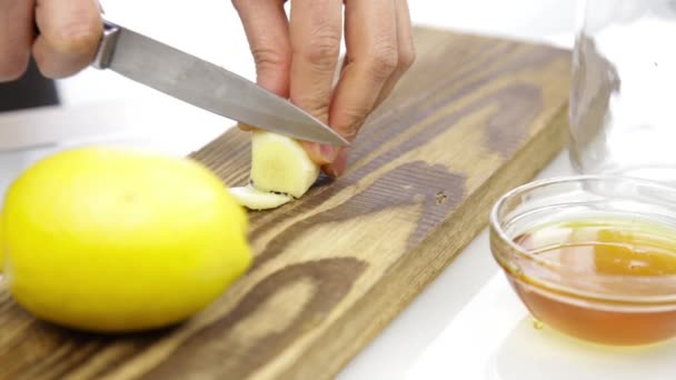 Alguien cortando un limón en la tabla de cortar — Vídeos de Stock