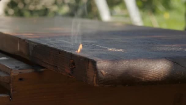 Carpinteiro restaurando móveis antigos. limpeza de tinta velha com fogo. câmara lenta — Vídeo de Stock
