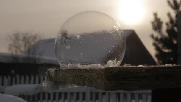 Следы льда медленно растут на мыльном пузыре. Замораживание мыльных пузырей и формирование кристаллов. Зимний фон. 4k — стоковое видео
