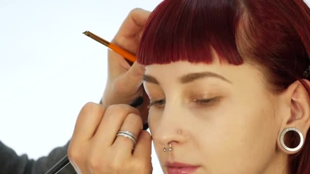 Oog make-up vrouw oogschaduw poeder toe te passen. Stylist doet make up voor vrouwelijke eyeliner — Stockvideo