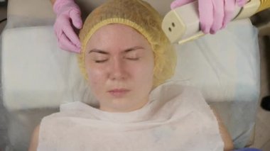 Doktor bir buhar ile kadın cilt temizler. güzellik te sorunlu genç kadın. Kozmetoloji kavramı