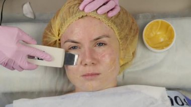 iş yerinde güzellik. Sorun ciltler için ultrasonik yüz temizleme prosedürü. Gözenek temizliği, kadınlar için oksijen doygunluğu yüz. 4k