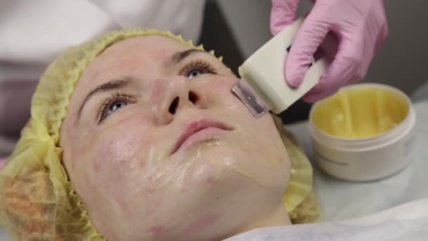 Esteticista en el trabajo. Procedimiento ultrasónico de limpieza facial para la piel problemática. Limpieza de poros, saturación de oxígeno para la cara de las mujeres — Vídeos de Stock