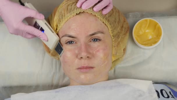 Cosmetician la locul de muncă. Procedura de curățare a feței cu ultrasunete pentru pielea problematică. Curățarea minereului, saturația oxigenului pentru fața femeilor. 4K — Videoclip de stoc