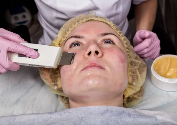 Kosmetyczki w pracy. Ultradźwiękowa procedura czyszczenia twarzy dla skóry problem. Oczyszczanie porów, nasycenie tlenem dla womans twarzy — Zdjęcie stockowe