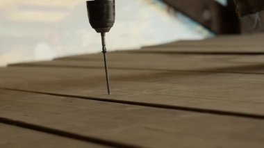 marangoz bir tornavida ile vida ile ahşap zemin giderir. yavaş çekim