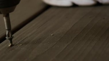marangoz bir tornavida ile vida ile ahşap zemin giderir. yavaş çekim