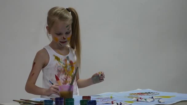 금발의 작은 여학생 화가 는 자신과 그녀의 옷에 그립니다. 슬로우 모션 — 비디오