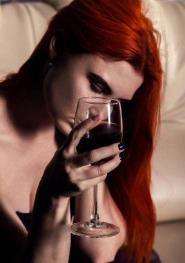 depresyonda üzgün genç kadın, şarap ile gözlük tutarak. bir flört, bir adam bekliyor