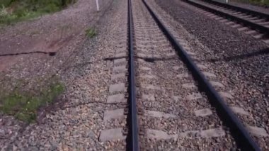 Demiryolu rayları üzerinde havadan hızlı uçuş, şehir manzarasırayüzerinde alçak irtifa uçuş. 4k