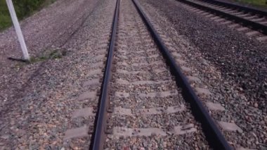 Demiryolu rayları üzerinde havadan hızlı uçuş, şehir manzarasırayüzerinde alçak irtifa uçuş. 4k