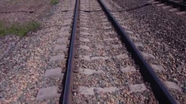 Demiryolu rayları üzerinde havadan hızlı uçuş, şehir manzarasırayüzerinde alçak irtifa uçuş. 4k