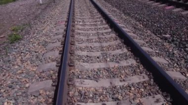 Demiryolu rayları üzerinde havadan hızlı uçuş, şehir manzarasırayüzerinde alçak irtifa uçuş. 4k